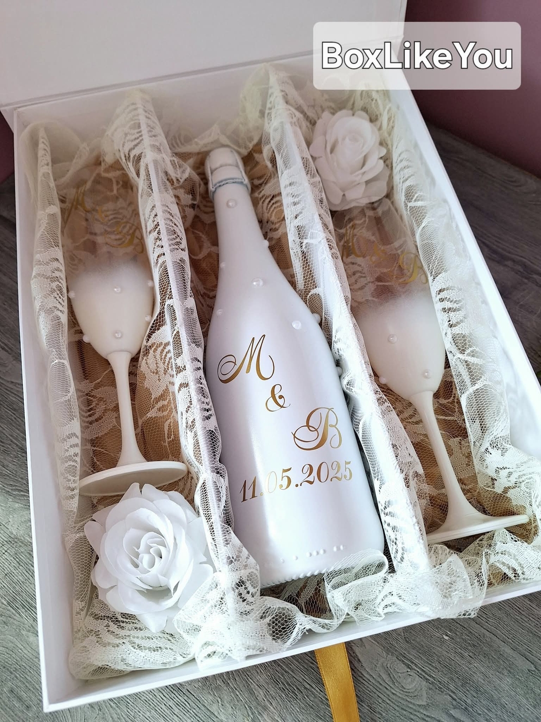 💍 Луксозен Сватбен Комплект с Персонализация - Бутилка, Чаши и Кутия