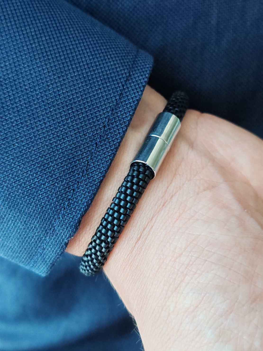 Мъжки гривни от мъниста в различни цветове