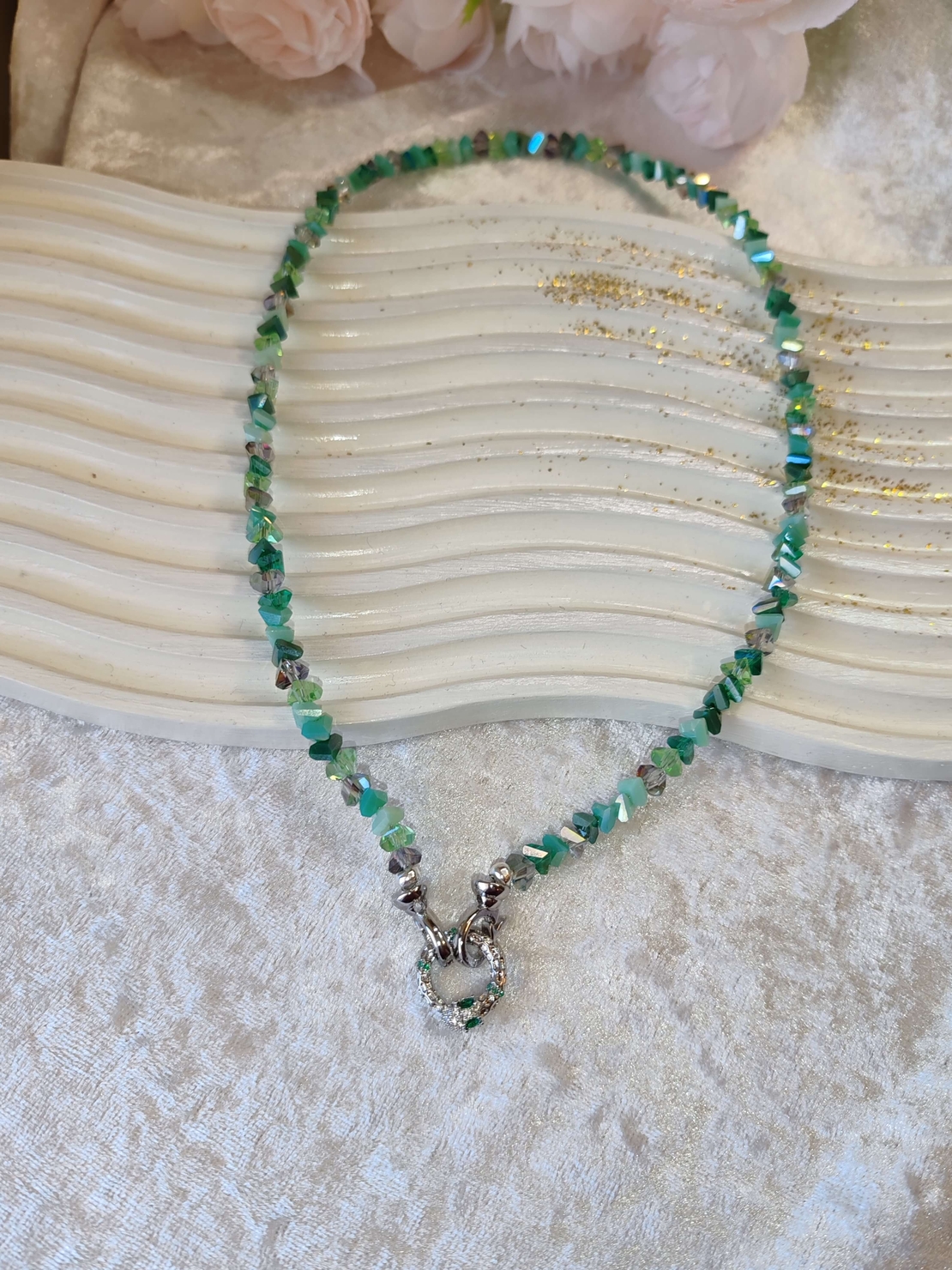 Колие със закопчалка змия