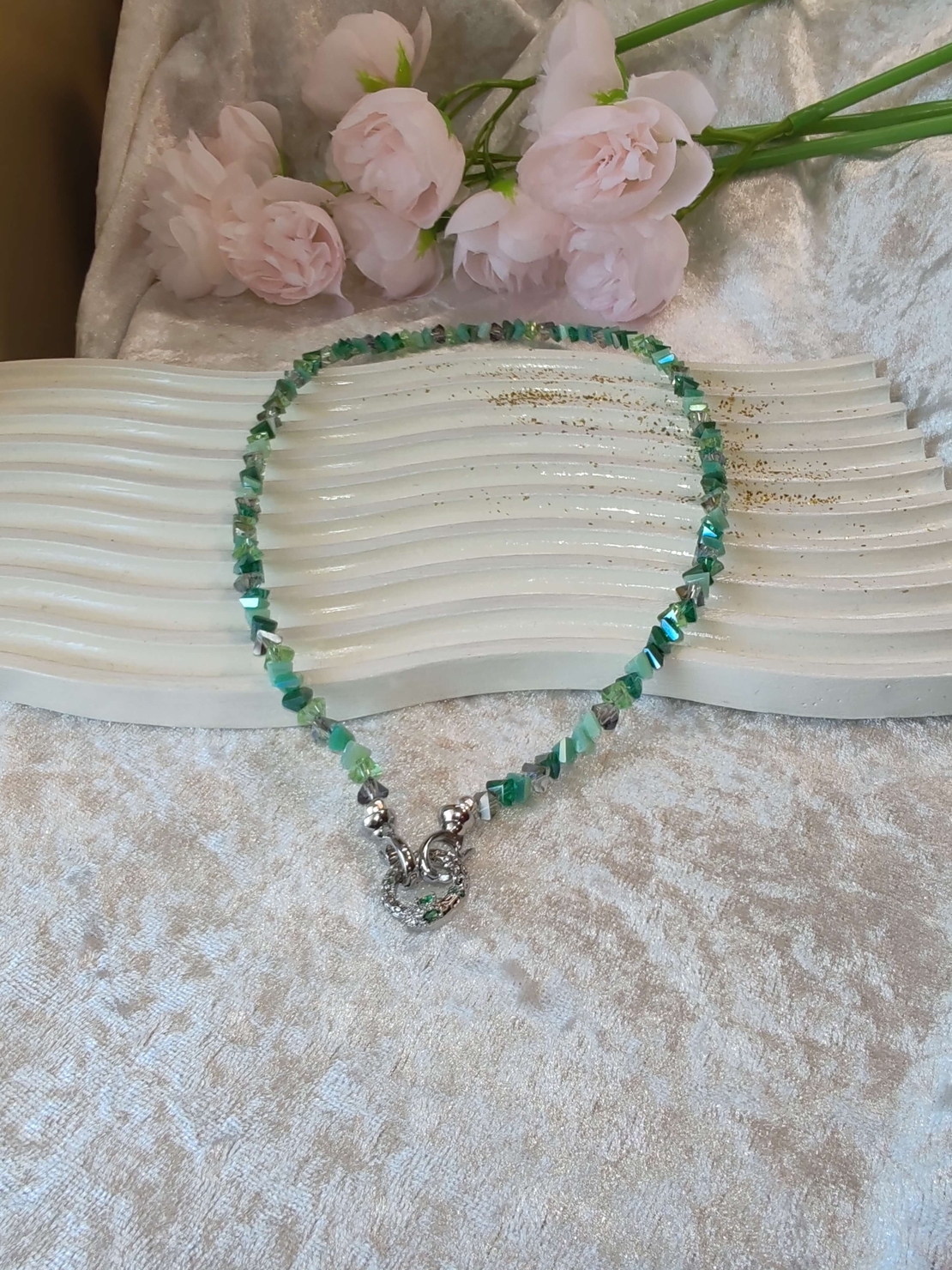 Колие със закопчалка змия