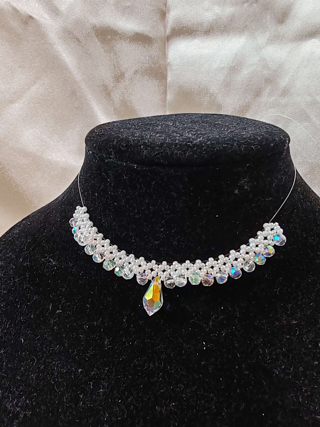 Нежно колие от мъниста и кристали