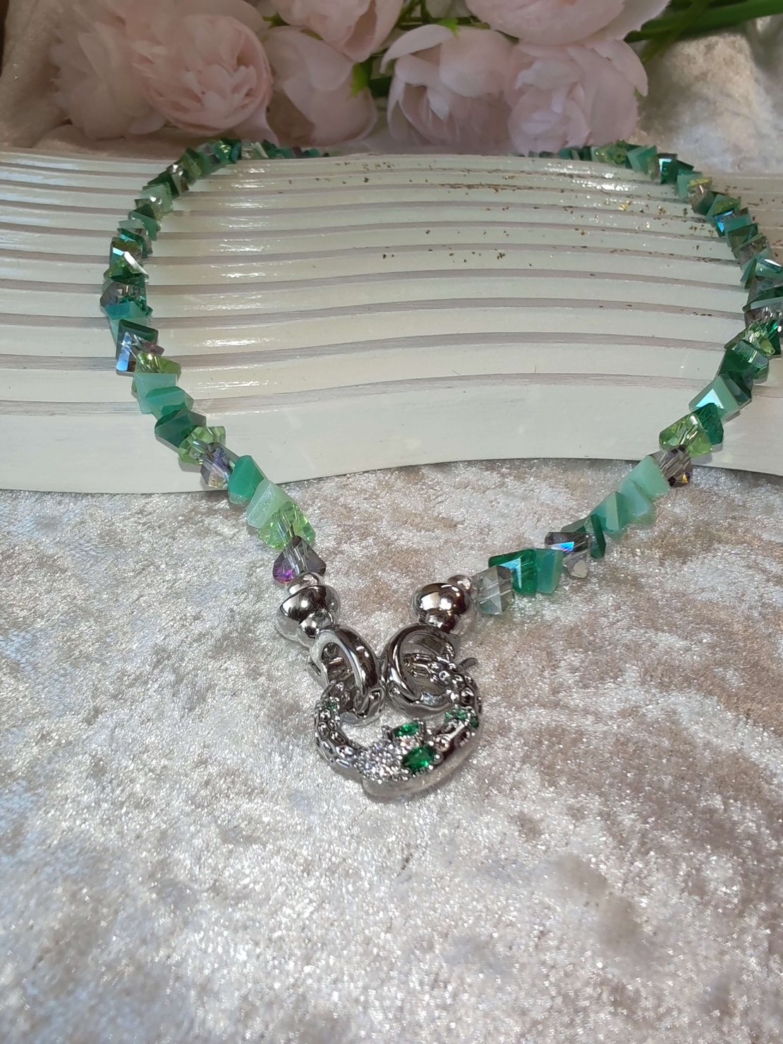 Колие със закопчалка змия