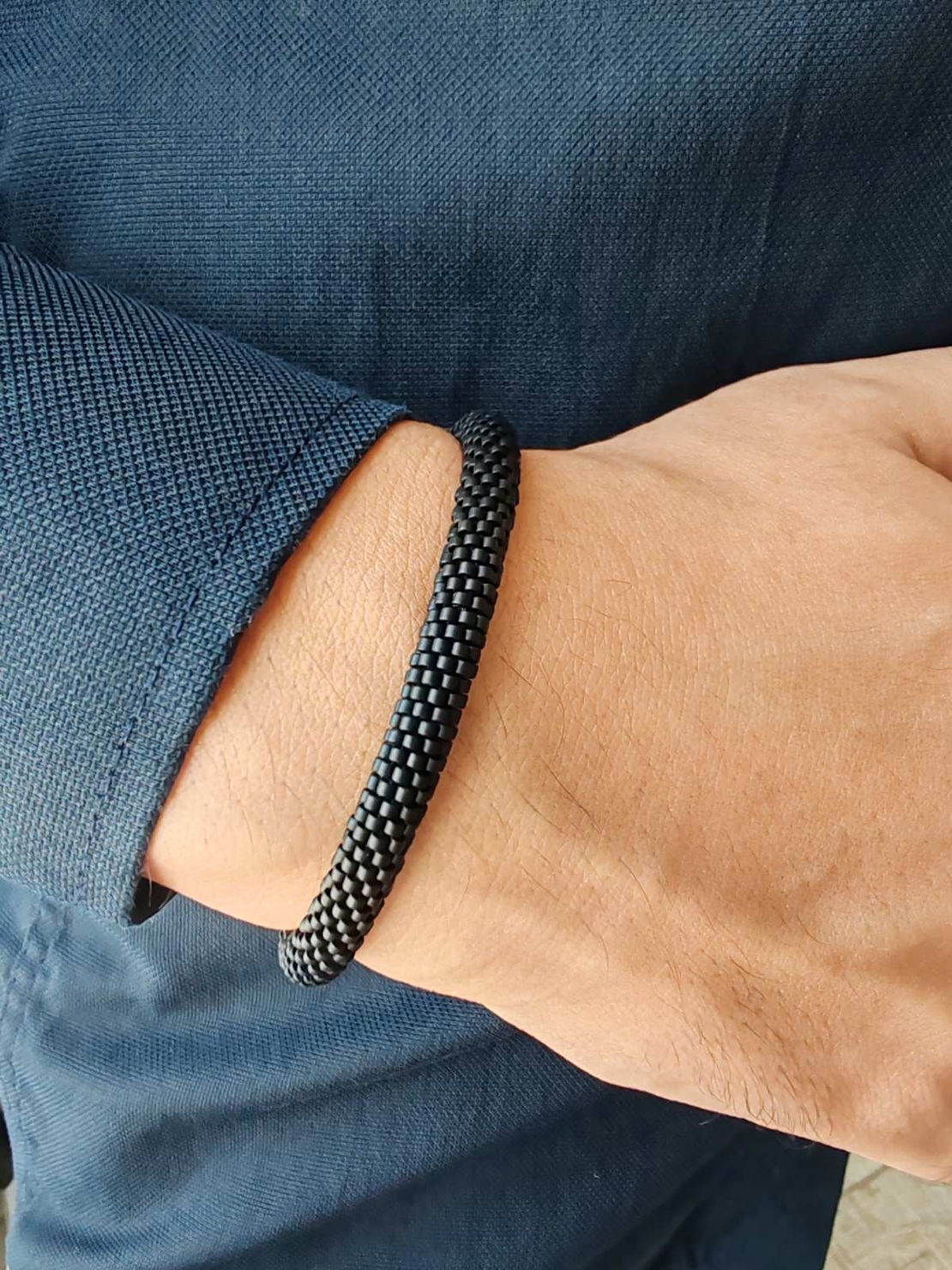 Мъжки гривни от мъниста в различни цветове