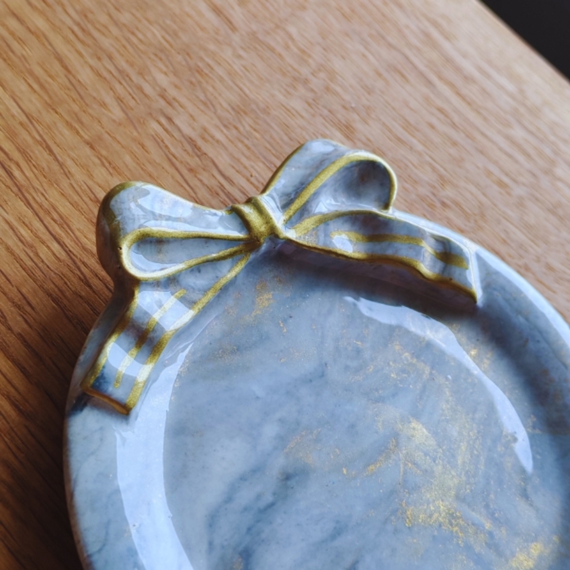 Декоративна кръгла поставка с панделка