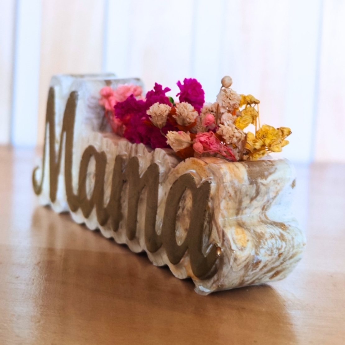 Подарък за майка – ръчно правена вазичка „Мама“ със сухи цветя