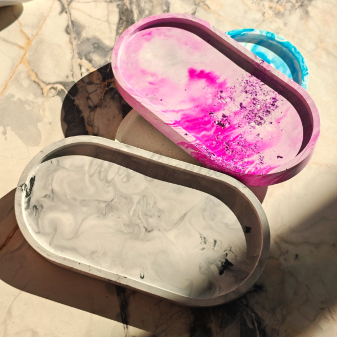 Овална ръчно изработена поставка от еко смола