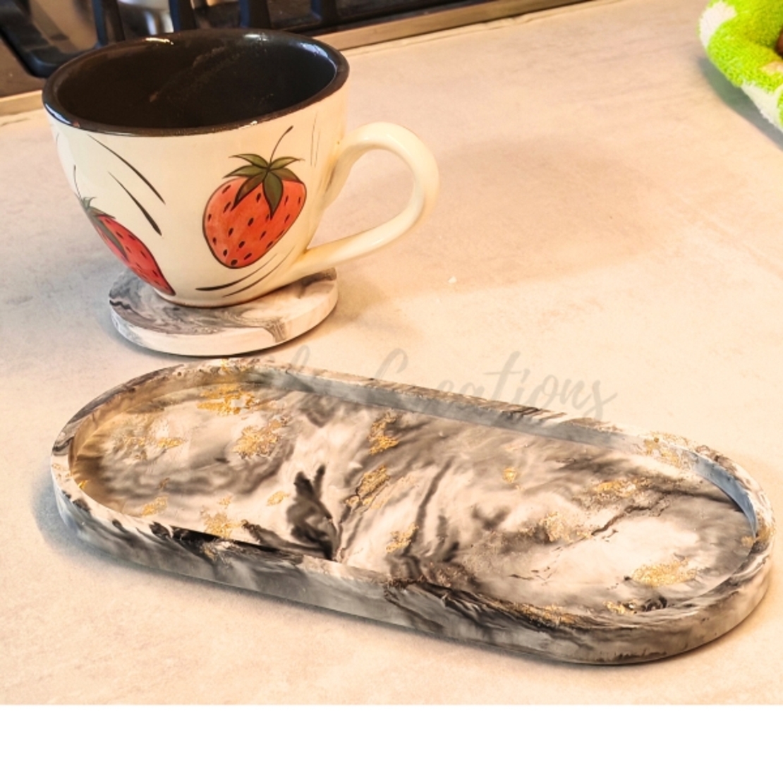 Комплект овална поставка 25 см и кръгла поставка за чаши от еко смола – стил и устойчивост за вашия дом