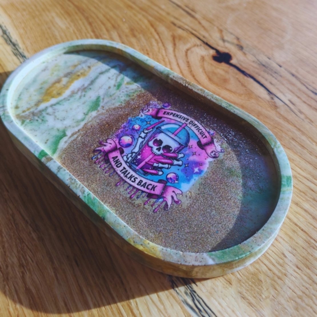 Овална ръчно изработена поставка от еко смола