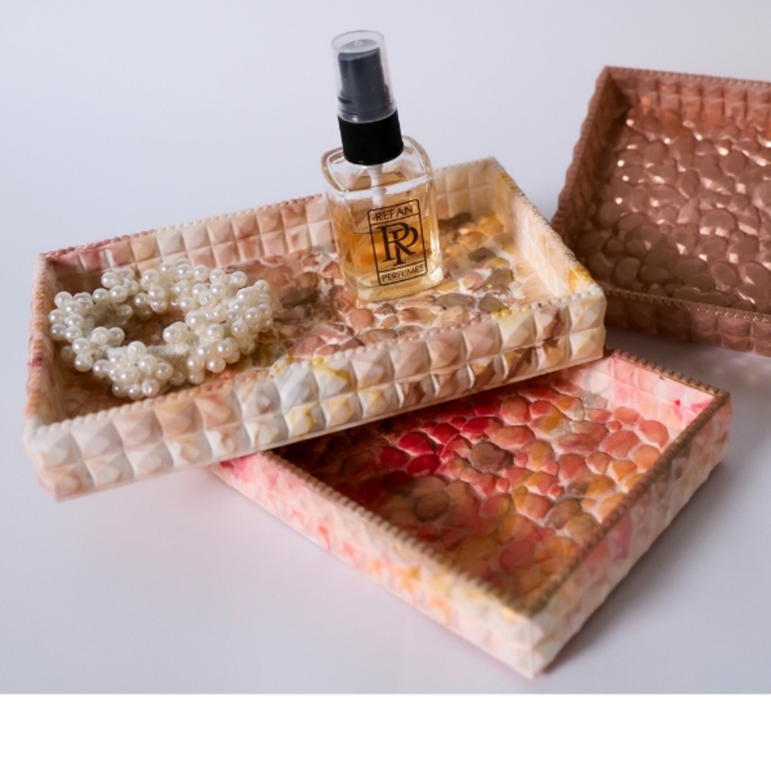 Правоъгълна поставка за бижута от еко смола с 3D ефект на камъчета