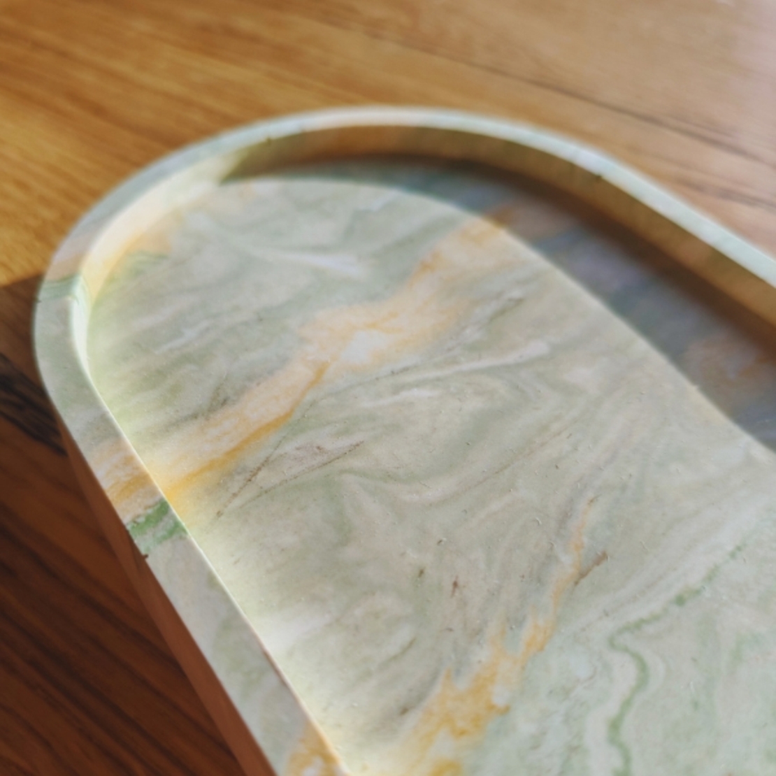 Овална ръчно изработена поставка от еко смола