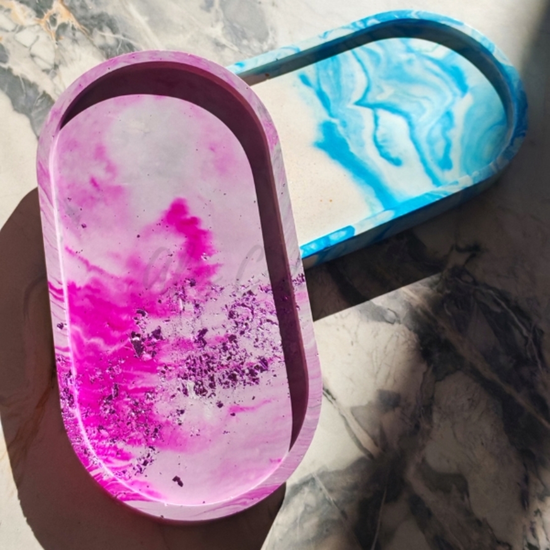 Овална ръчно изработена поставка от еко смола