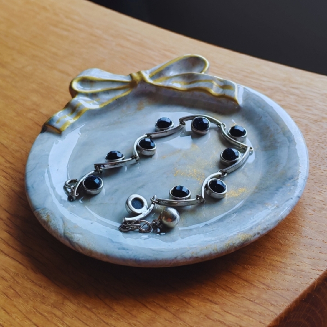 Декоративна кръгла поставка с панделка