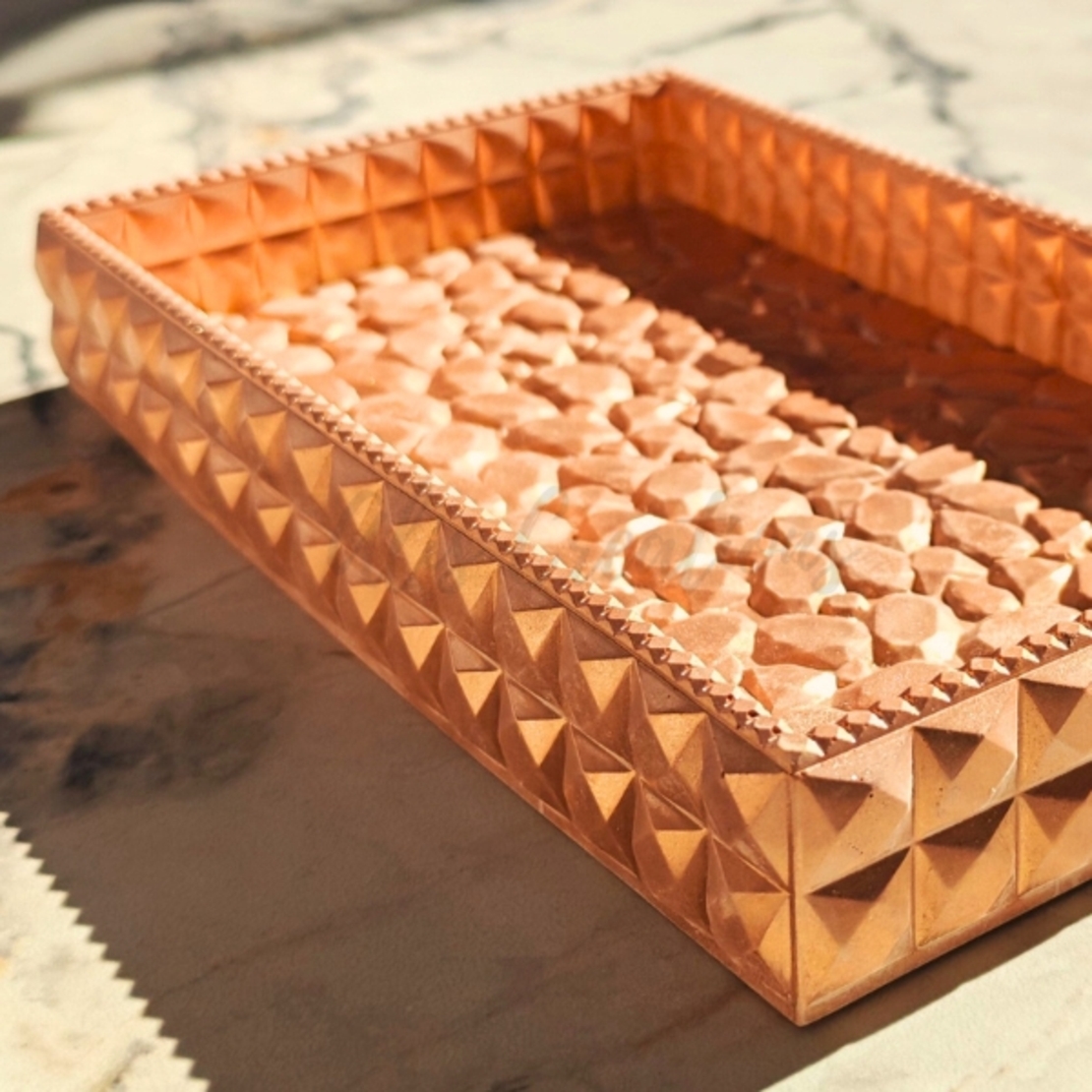 Правоъгълна поставка за бижута от еко смола с 3D ефект на камъчета