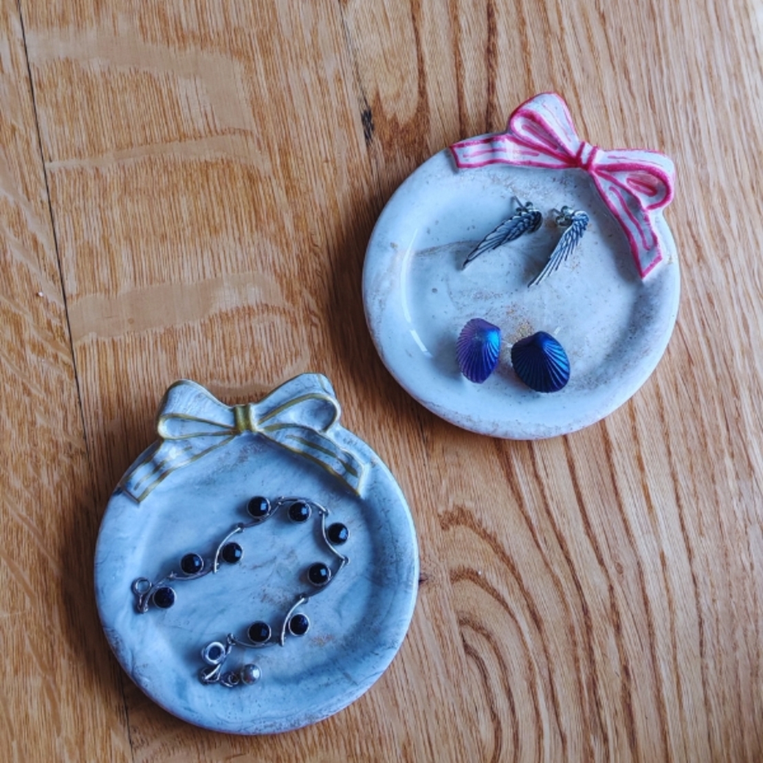 Декоративна кръгла поставка с панделка