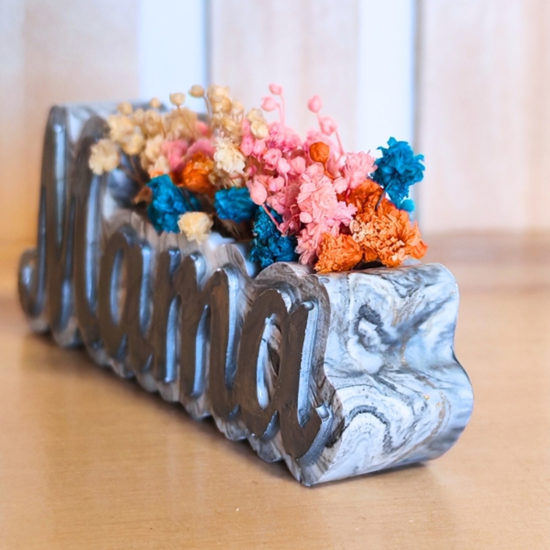 Подарък за майка – ръчно правена вазичка „Мама“ със сухи цветя