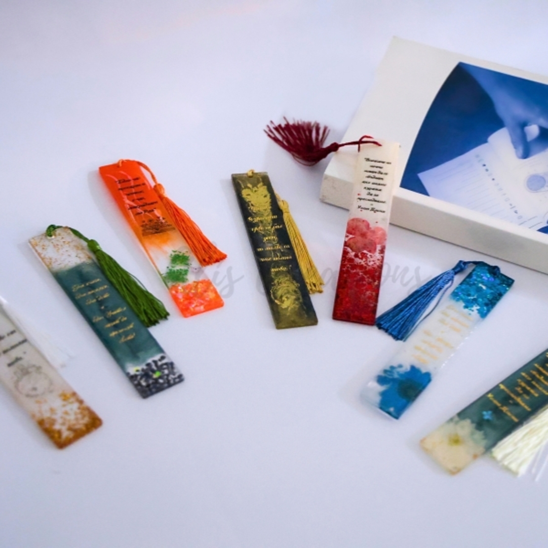 Книгоразделител от епоксидна смола – ръчно изработен, уникален подарък за любители на книгите