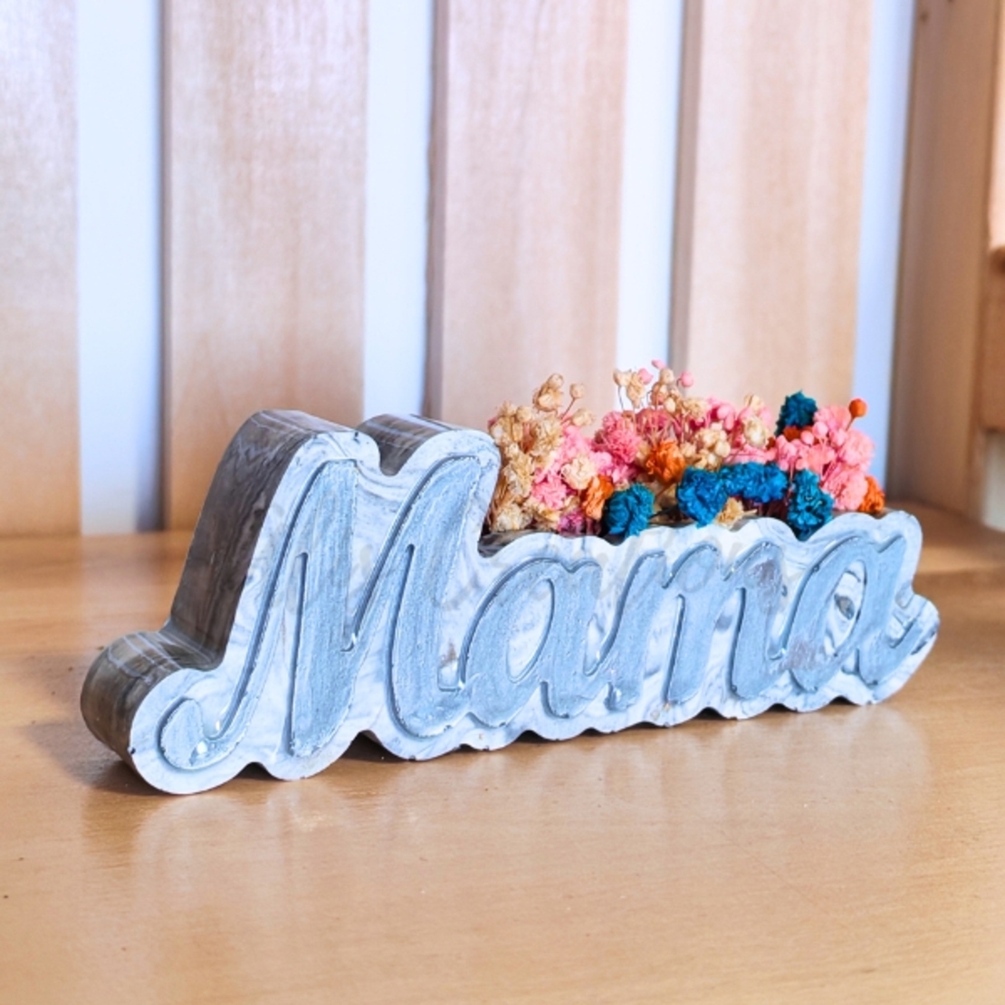 Подарък за майка – ръчно правена вазичка „Мама“ със сухи цветя