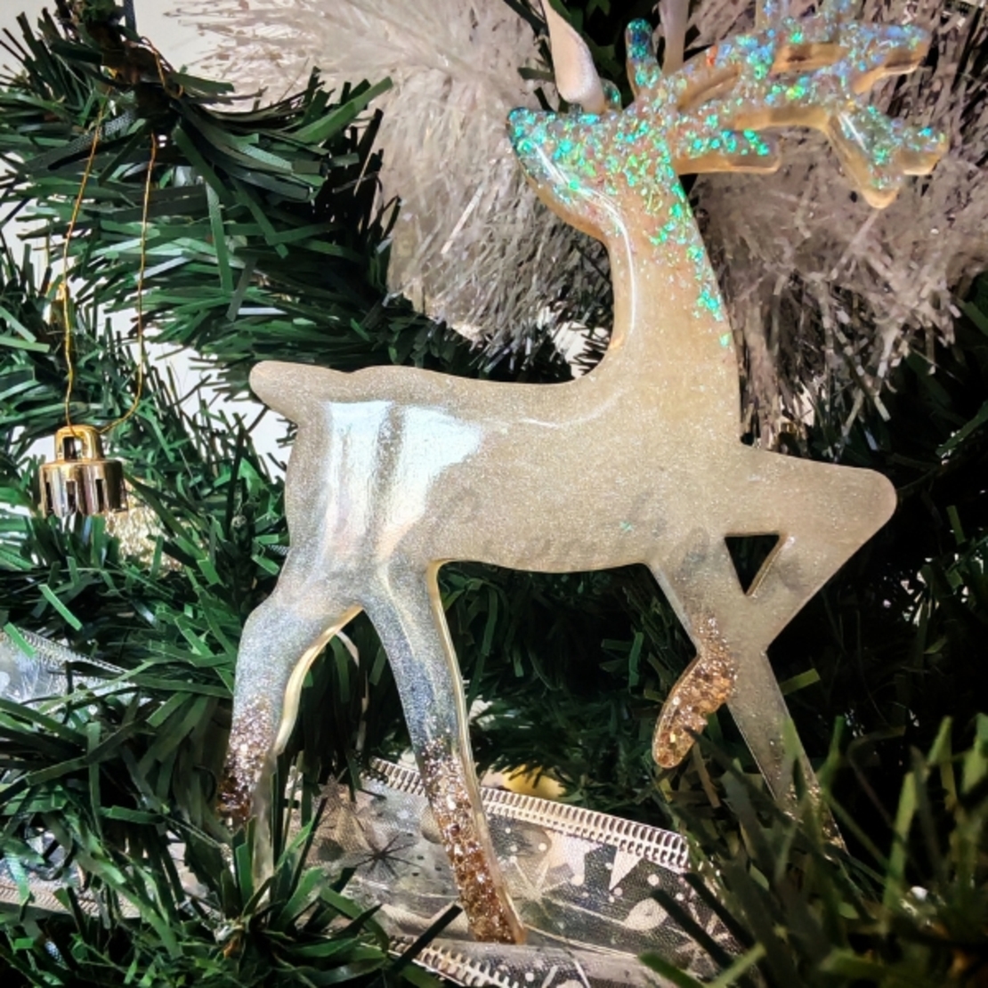 Коледен елен от епоксидна смола – ръчно изработена празнична декорация