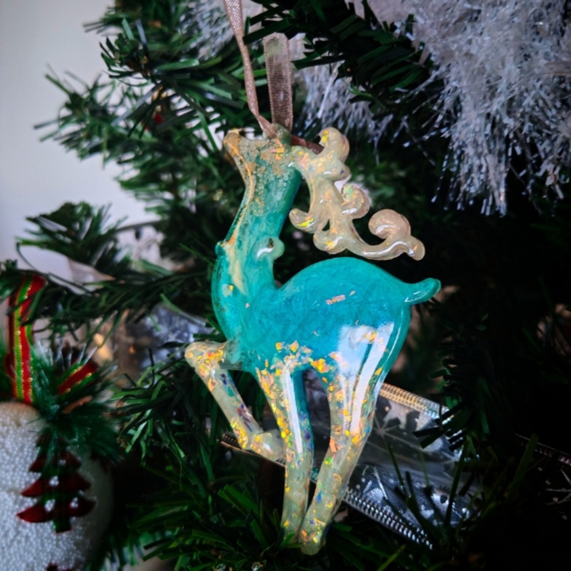Коледен елен от епоксидна смола – ръчно изработена празнична декорация