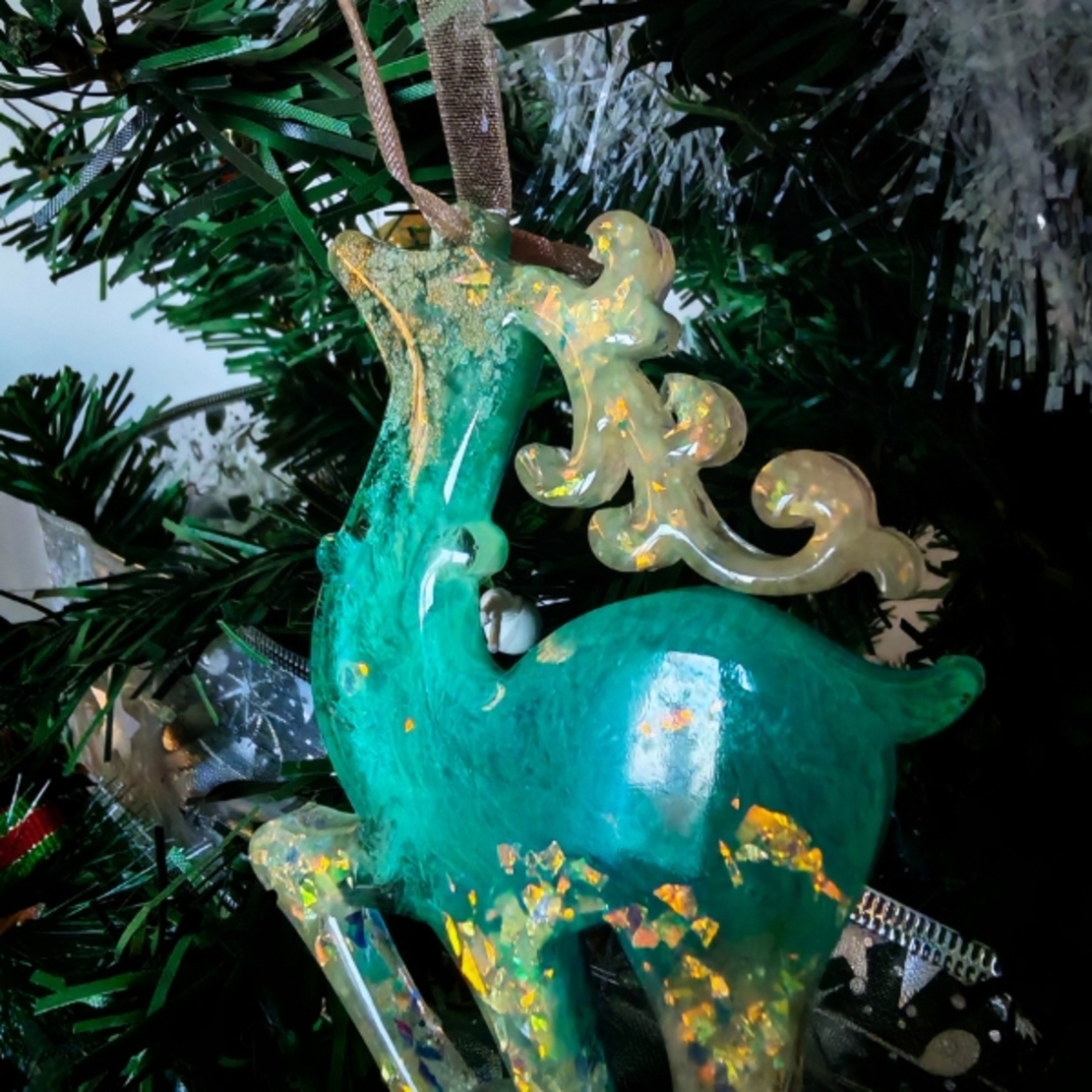 Коледен елен от епоксидна смола – ръчно изработена празнична декорация