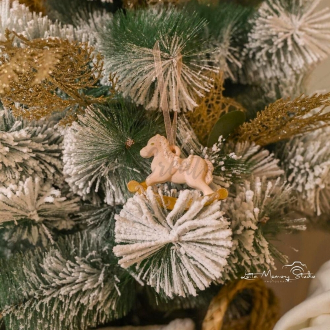 Коледна играчка „Конче“ от еко смола | Елегантна коледна украса и подарък ;