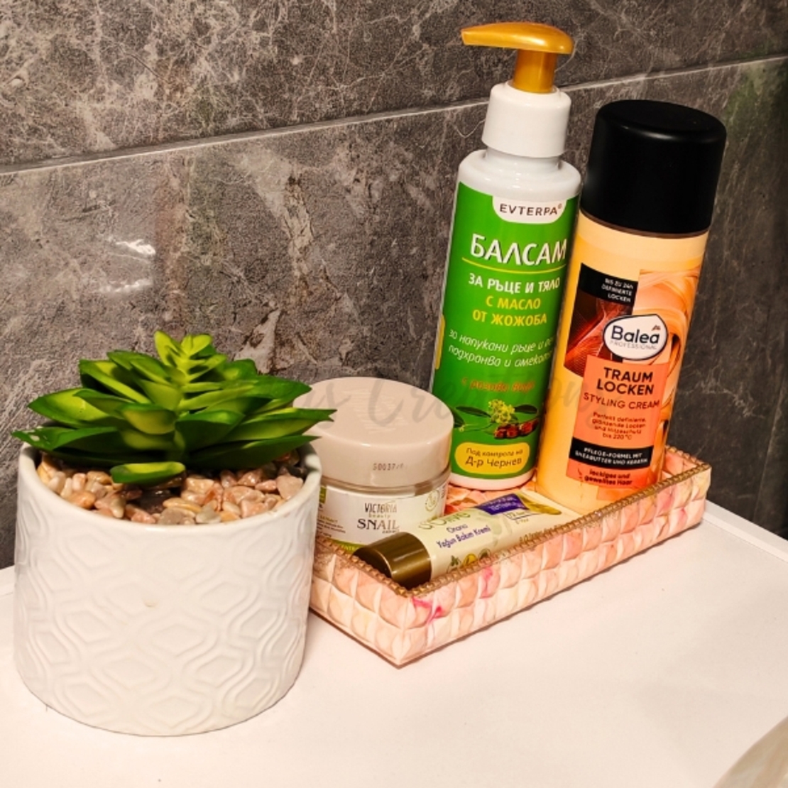 Правоъгълна поставка за бижута от еко смола с 3D ефект на камъчета