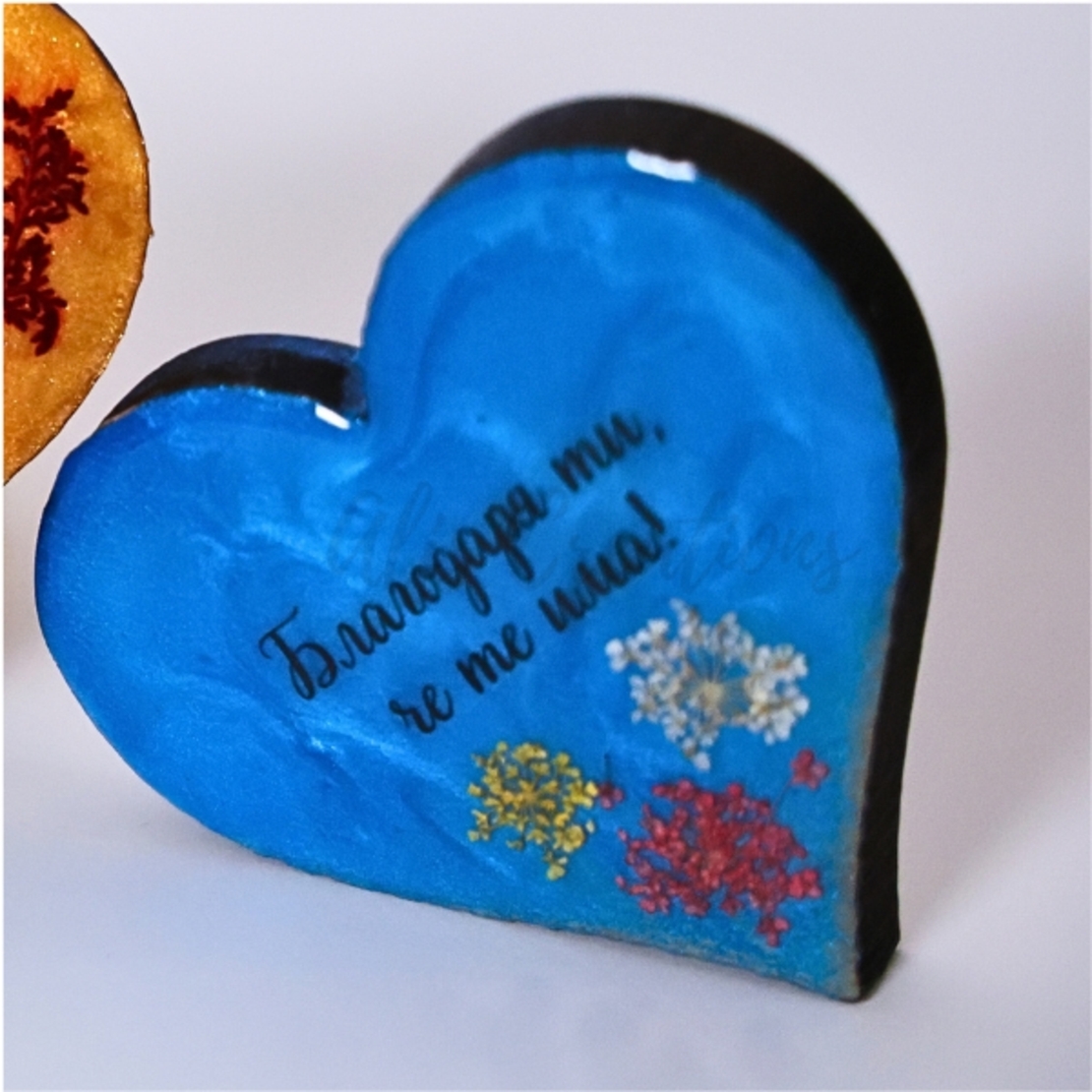 Магнит сърце с послание „Благодаря ти, че те има“ – дървен подарък с мъх и цветя