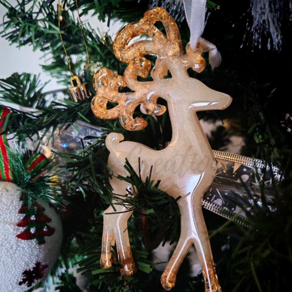 Коледен елен от епоксидна смола – ръчно изработена празнична декорация