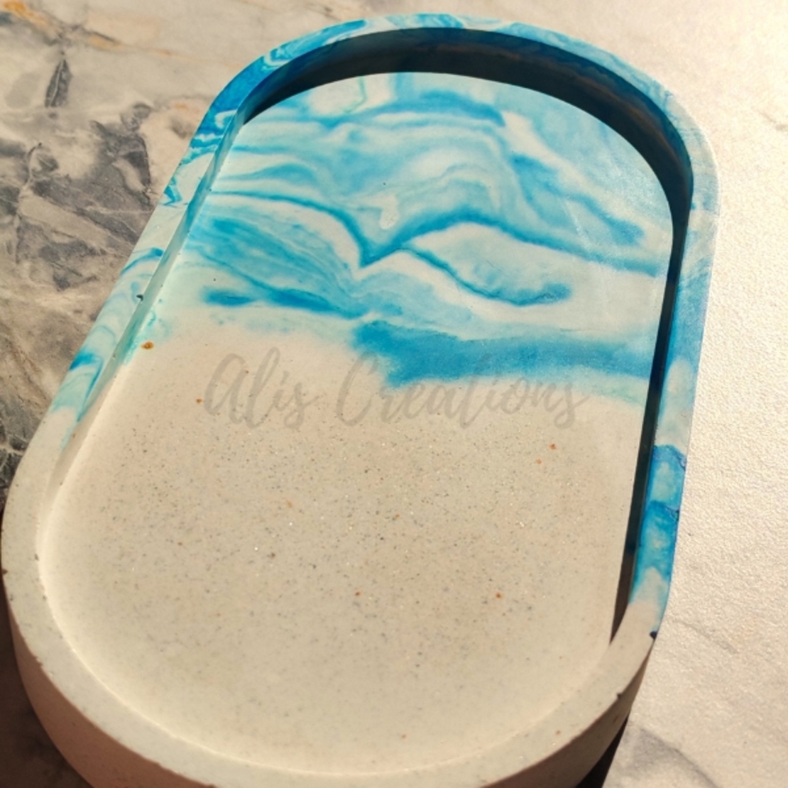 Овална ръчно изработена поставка от еко смола