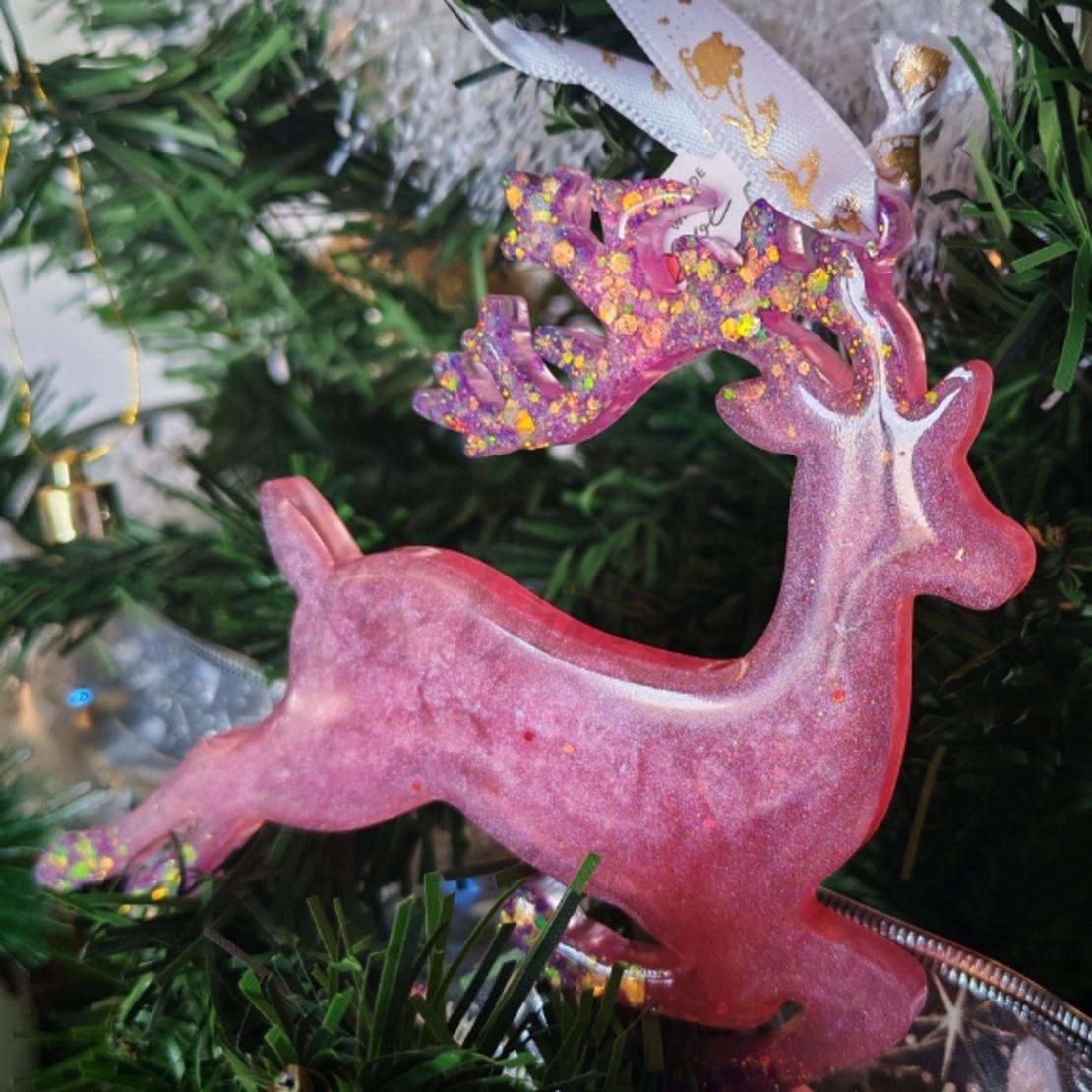 Коледен елен от епоксидна смола – ръчно изработена празнична декорация