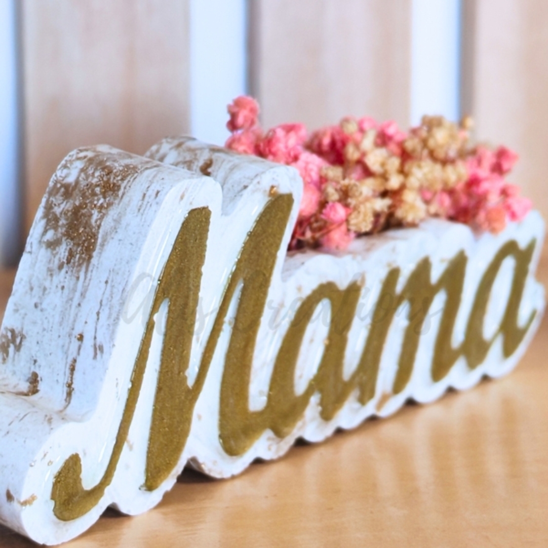 Подарък за майка – ръчно правена вазичка „Мама“ със сухи цветя