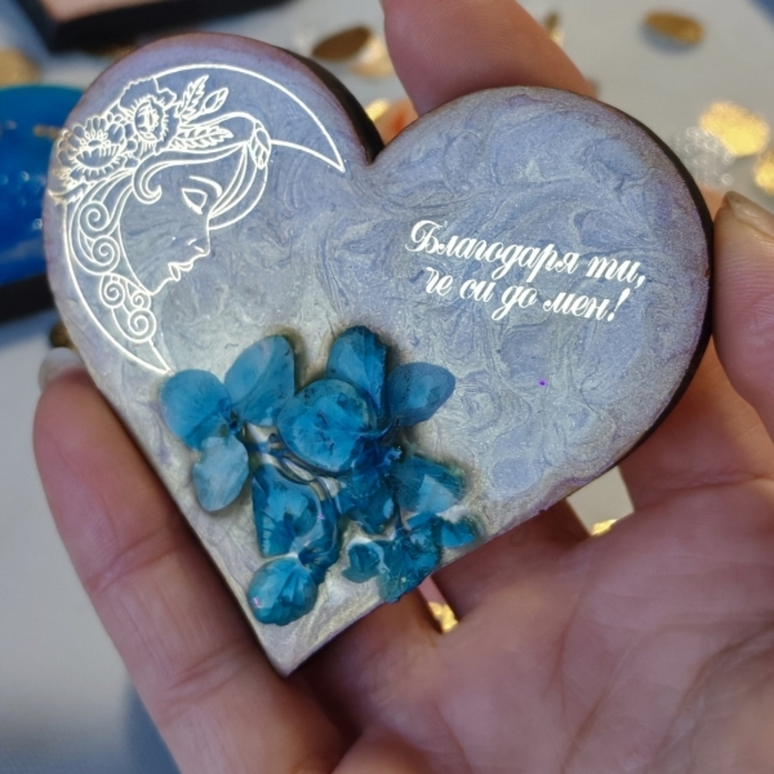Магнит сърце с послание „Благодаря ти, че те има“ – дървен подарък с мъх и цветя