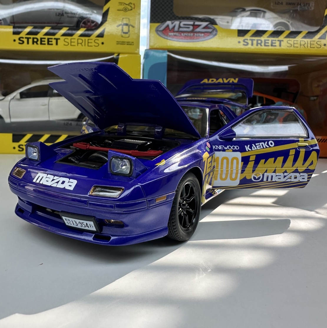 Метална кола с отварящи се врати, капаци, светлини и звуци Mazda RX7 1:24