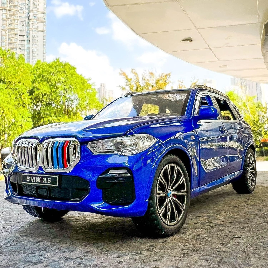 Метална кола с отварящи се врати капаци светлини и звуци BMW X5 1:24