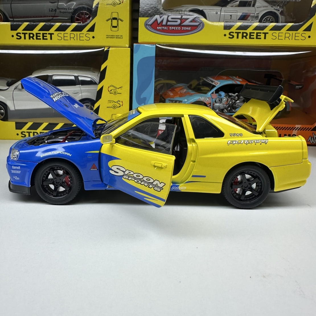 Метална кола с отварящи се врати, светлини и звуци Nissan Skyline GT-R 1:24