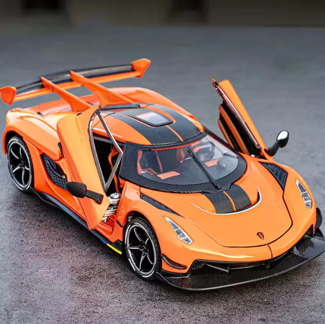 Метална кола с отварящи се врати капаци светлини и звуци Koenigsegg Jesko 1:24