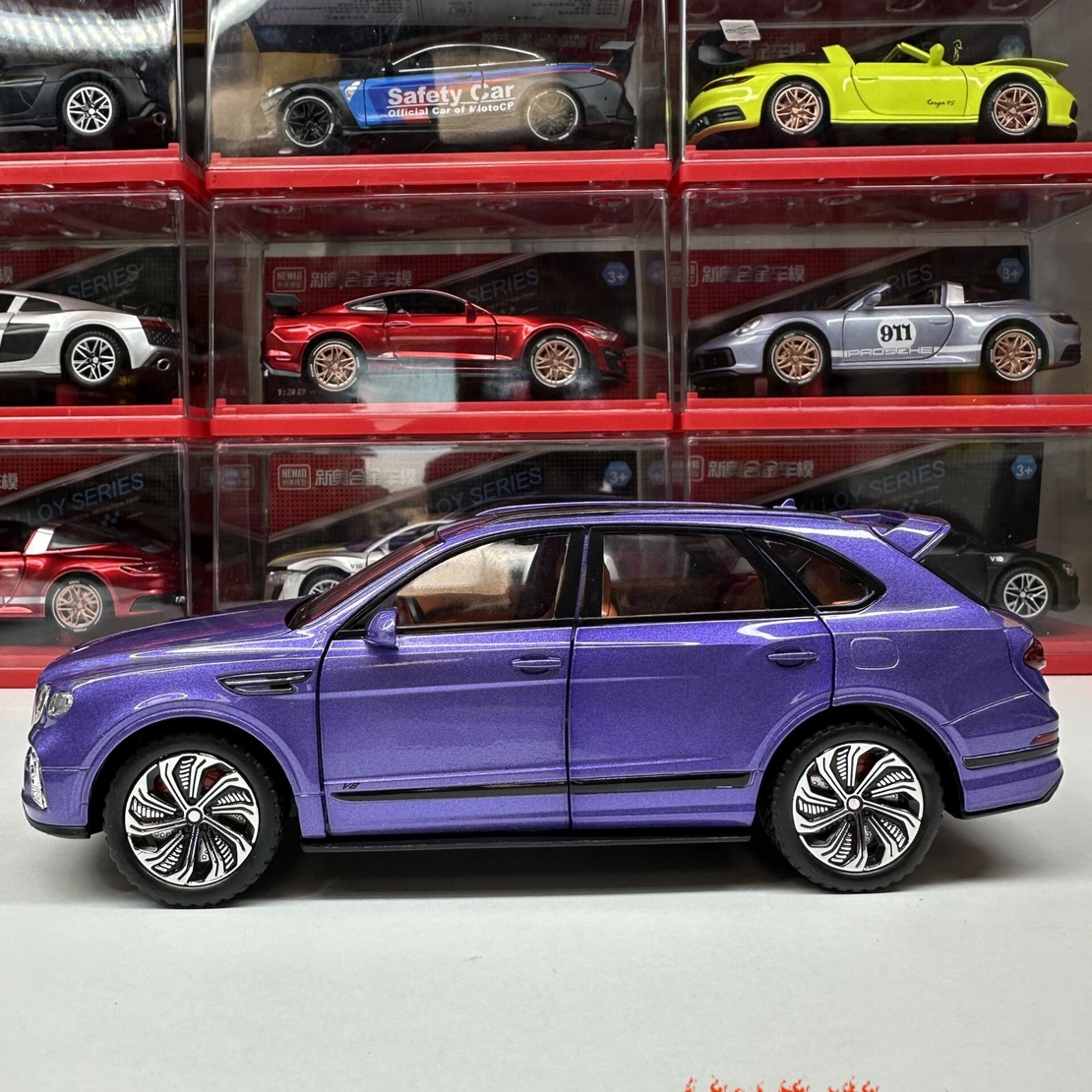 Метална кола с отварящи се врати, капаци, светлини и звуци Bentley Bentayga 1:24