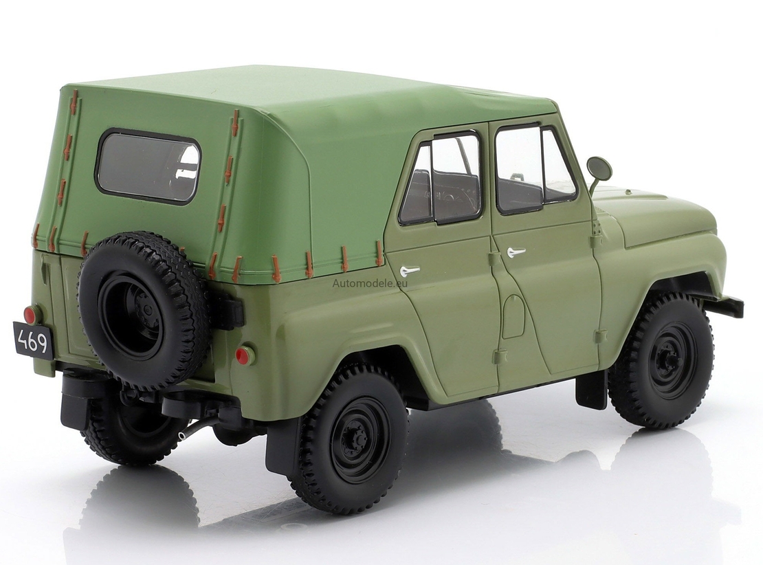 Метален джип UAZ 469 Olive Green WHITE BOX 1:24