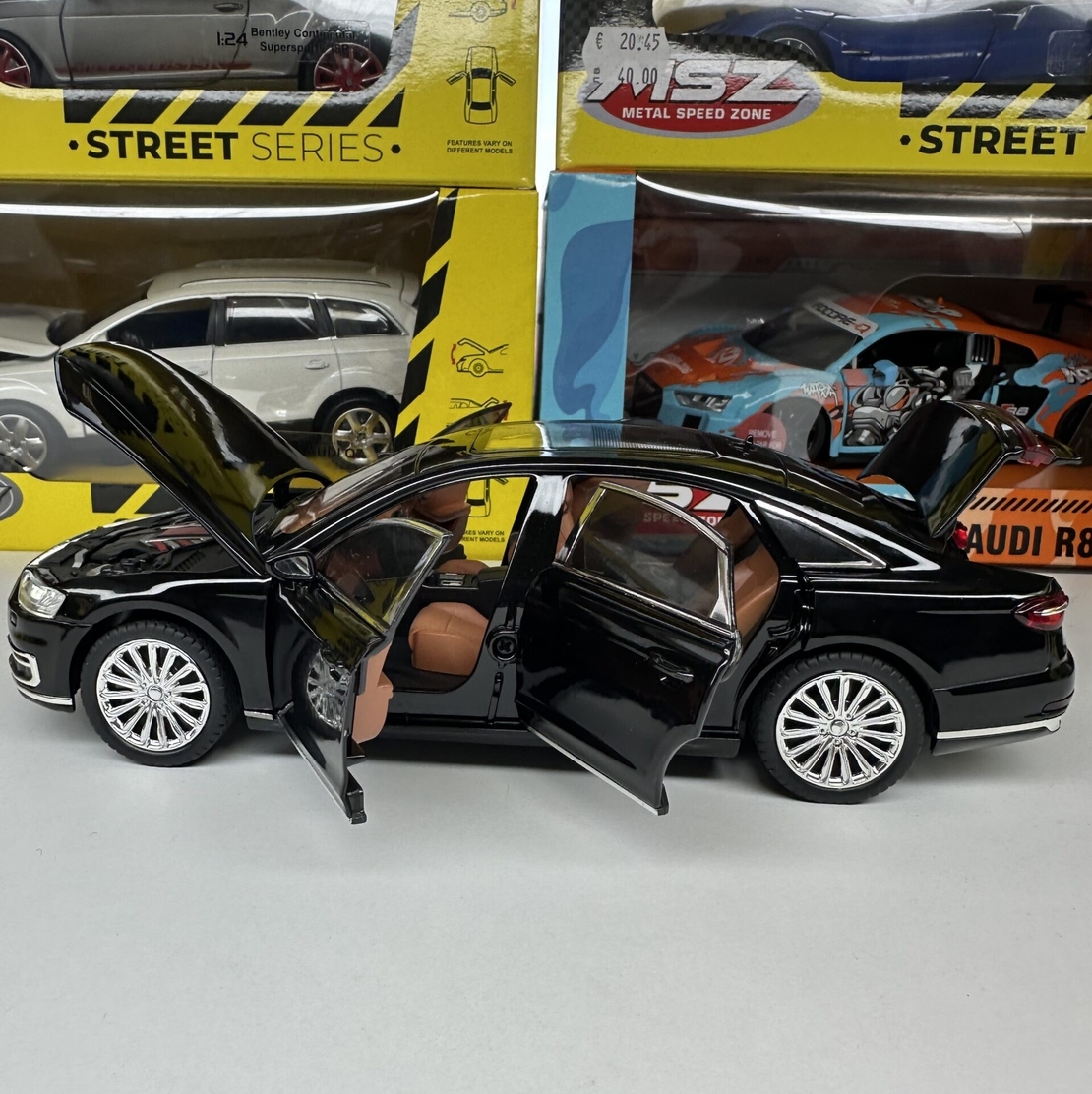 Метална кола с отварящи се врати светлини и звуци Audi A8 1:24