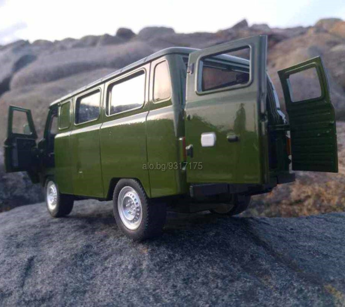 Метална кола с отварящи се врати капаци светлини и звуци UAZ 452 1:24