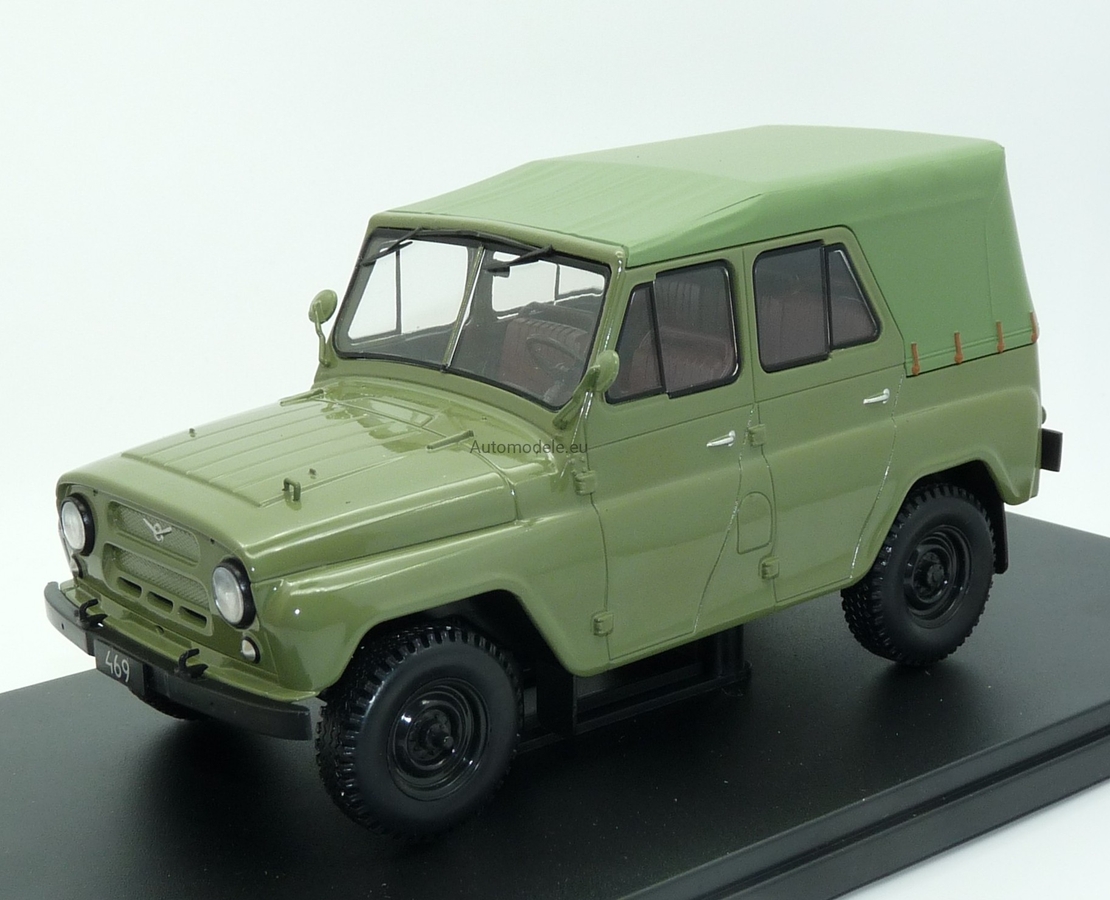 Метален джип UAZ 469 Olive Green WHITE BOX 1:24