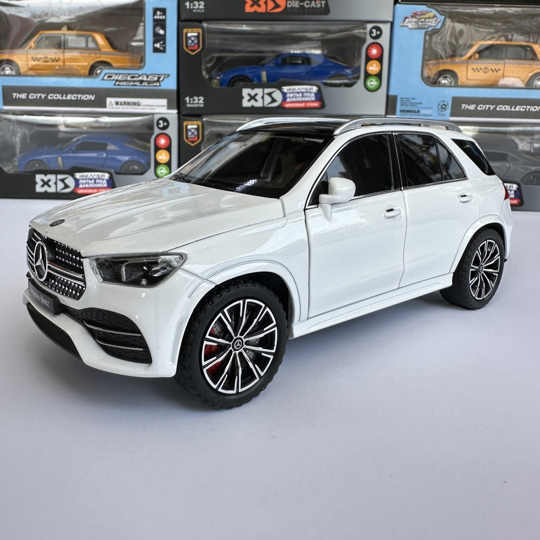 Метална кола с отварящи се врати, светлини и звуци Mercedes-Benz GLE 350 SUV 1:24