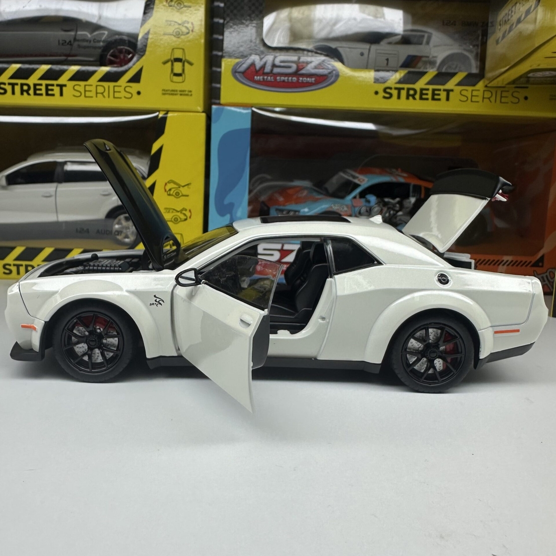 Метална кола с отварящи се врати светлини и звуци Dodge Challenger 1:24