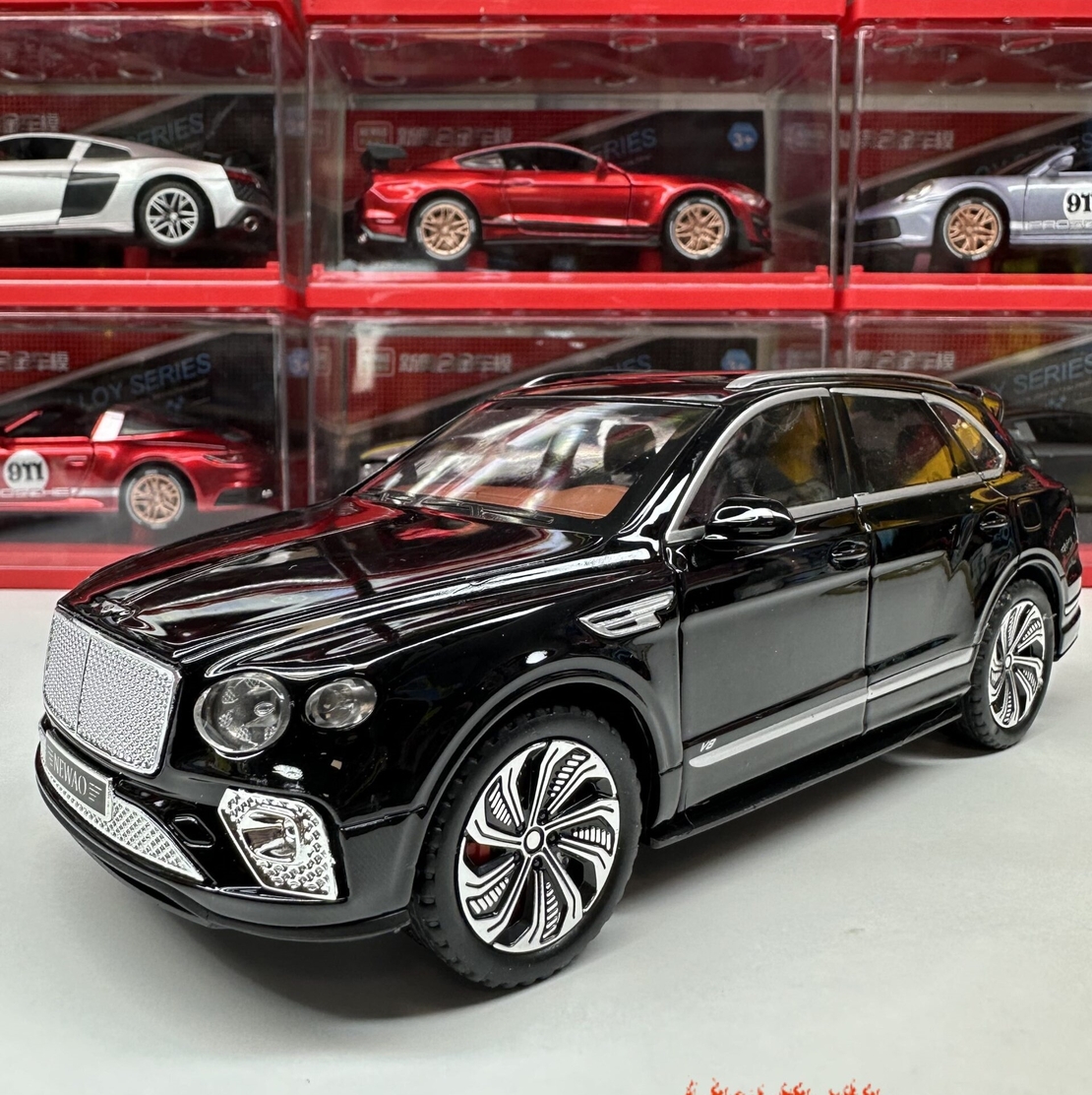 Метална кола с отварящи се врати, капаци, светлини и звуци Bentley Bentayga 1:24