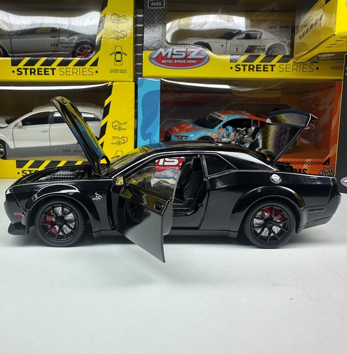 Метална кола с отварящи се врати светлини и звуци Dodge Challenger 1:24