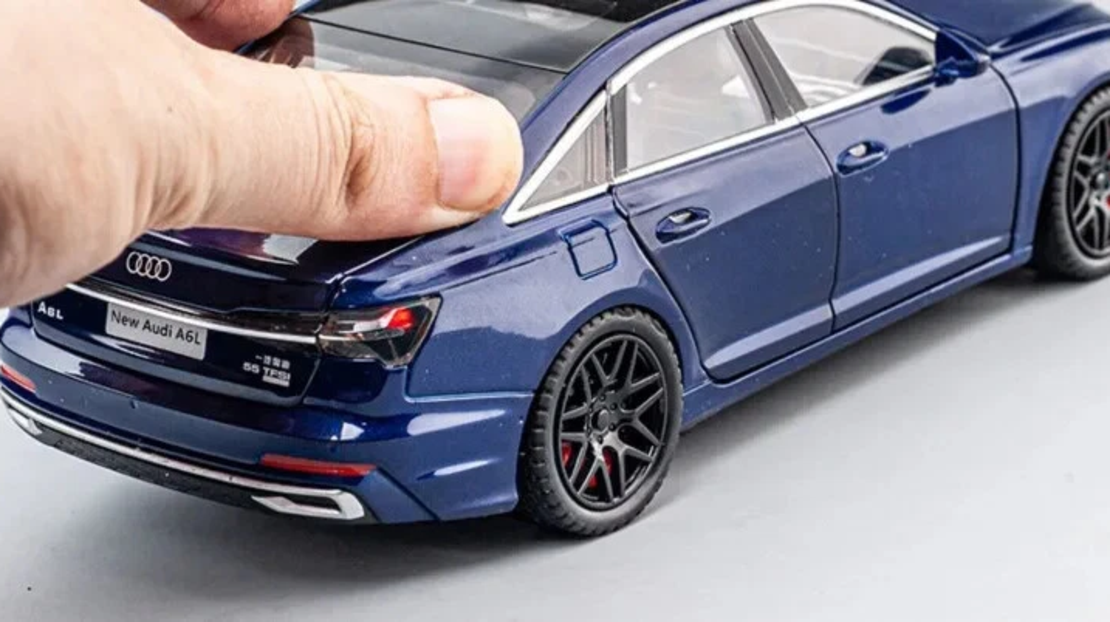 Метална кола с отварящи се врати светлини и звуци Audi A6L 1:24