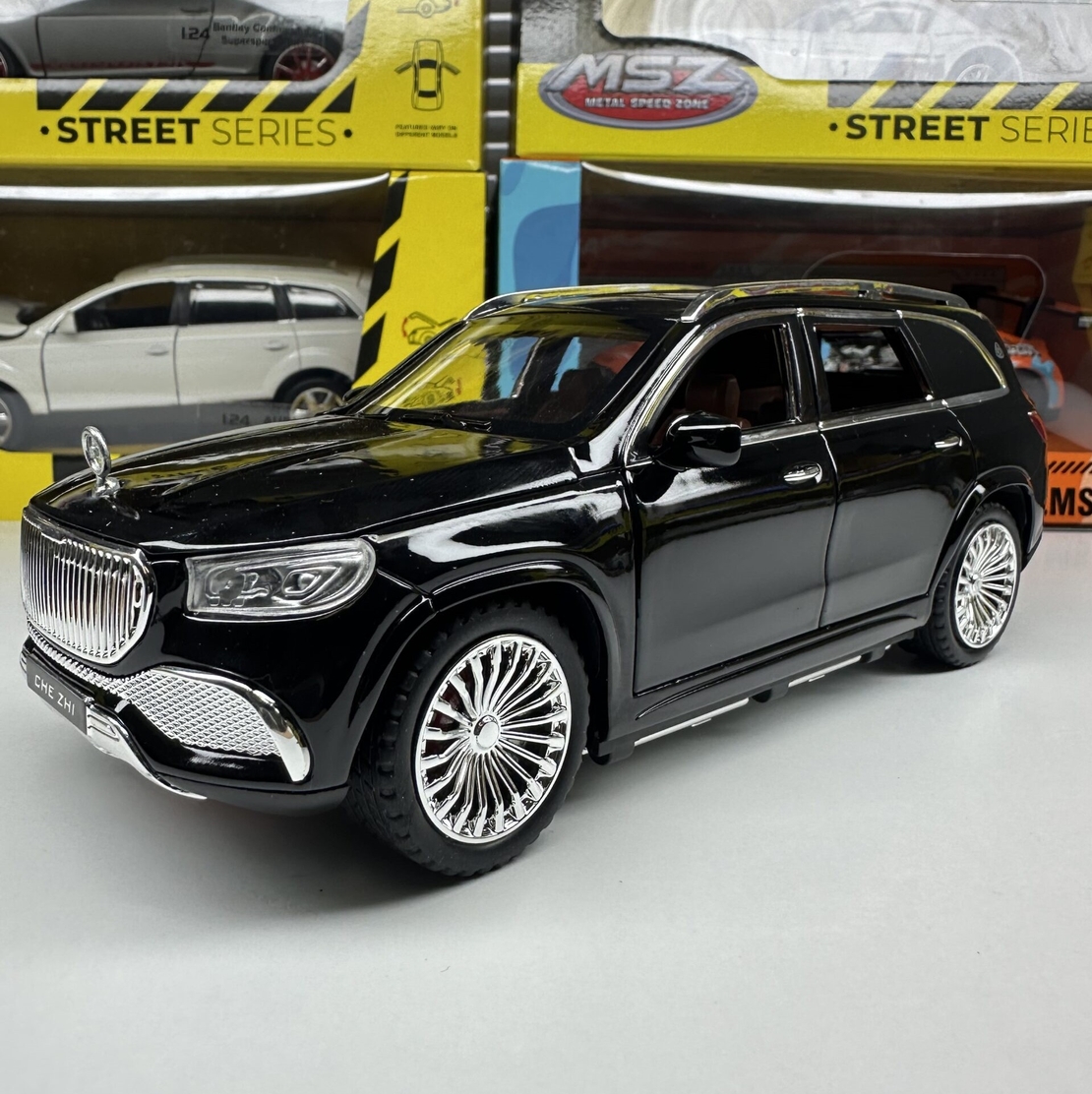 Метална кола с отварящи се врати, светлини и звуци Mercedes Maybach GLS 600 1:24