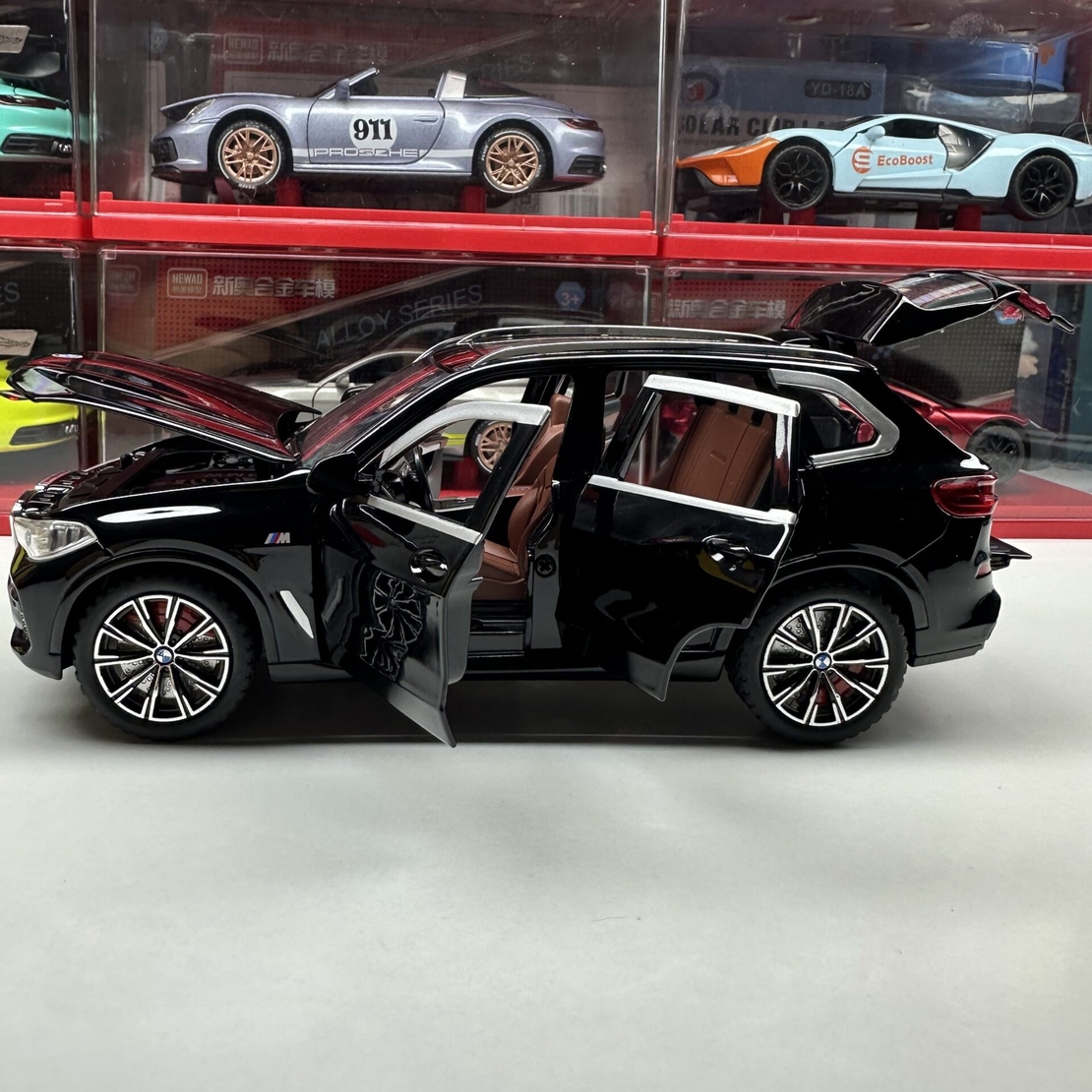 Метална кола с отварящи се врати капаци светлини и звуци BMW X5 1:24