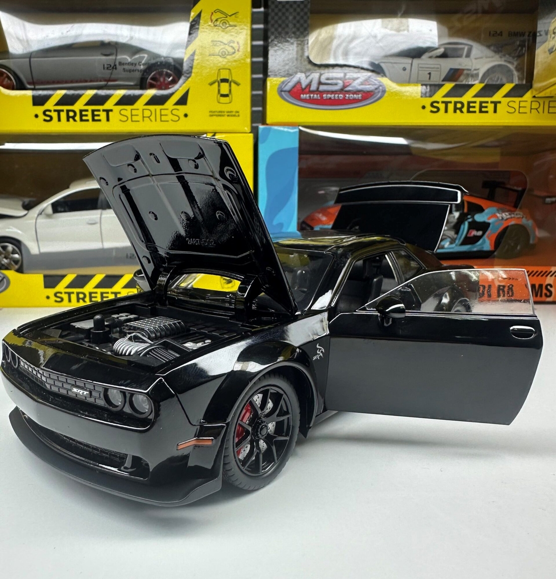 Метална кола с отварящи се врати светлини и звуци Dodge Challenger 1:24