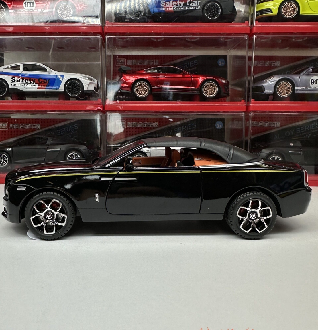 Метална кола с отварящи се врати, капаци, светлини и звуци Rolls Royce Dawn 1:24